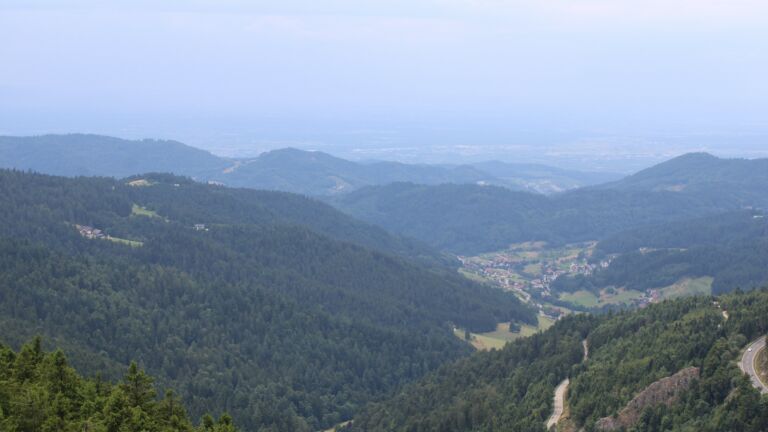 Dieses Bild zeigt eine Webcam-Aufnahme vom Achertal, aufgenommen am Samstag, den 19.07.2025 um 15:00 Uhr. Die Temperatur betrug 22.2°C.
