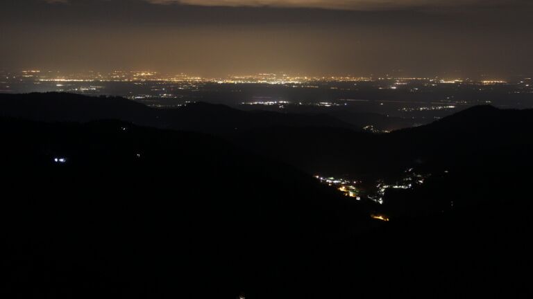 Dieses Bild zeigt eine Webcam-Aufnahme vom Achertal, aufgenommen am Samstag, den 21.03.2026 um 01:00 Uhr. Die Temperatur betrug 4.7°C.