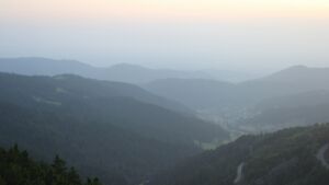 Dieses Bild zeigt eine Webcam-Aufnahme vom Achertal, aufgenommen am Samstag, den 14.06.2025 um 21:10 Uhr. Die Temperatur betrug 23.4°C.