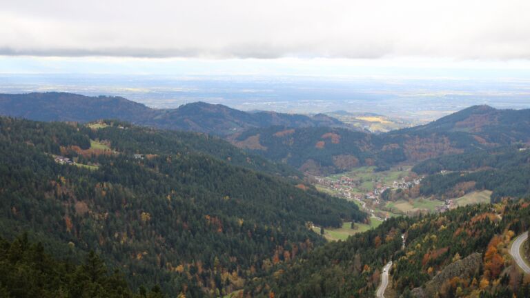 Dieses Bild zeigt eine Webcam-Aufnahme vom Achertal, aufgenommen am Dienstag, den 28.10.2025 um 14:20 Uhr. Die Temperatur betrug 6.3°C.