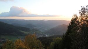 Dieses Bild zeigt eine Webcam-Aufnahme vom Achertal, aufgenommen am Mittwoch, den 28.10.2026 um 17:10 Uhr. Die Temperatur betrug 9.2°C.