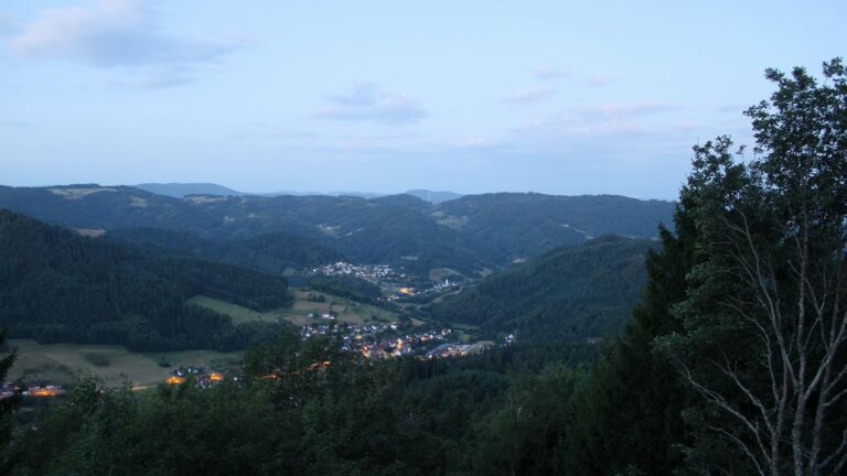 Dieses Bild zeigt eine Webcam-Aufnahme vom Achertal, aufgenommen am Donnerstag, den 06.08.2026 um 05:30 Uhr. Die Temperatur betrug 18.1°C.