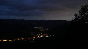 Dieses Bild zeigt eine Webcam-Aufnahme vom Achertal, aufgenommen am Mittwoch, den 20.05.2026 um 22:10 Uhr. Die Temperatur betrug 12.3°C.