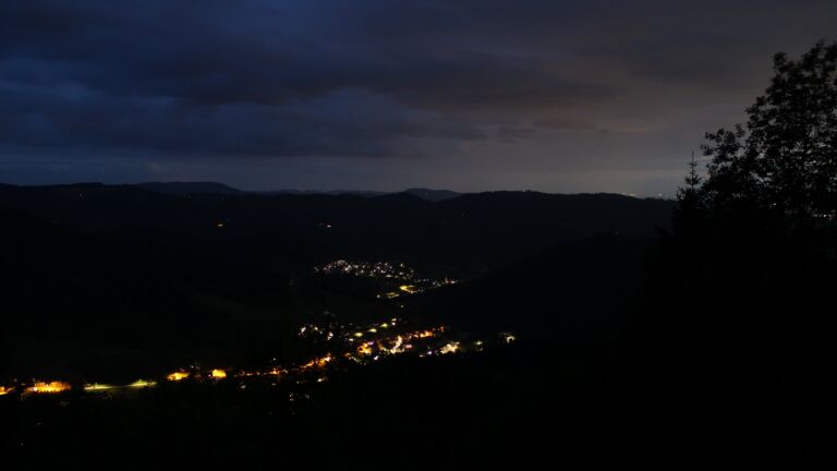 Dieses Bild zeigt eine Webcam-Aufnahme vom Achertal, aufgenommen am Mittwoch, den 20.05.2026 um 22:10 Uhr. Die Temperatur betrug 12.3°C.