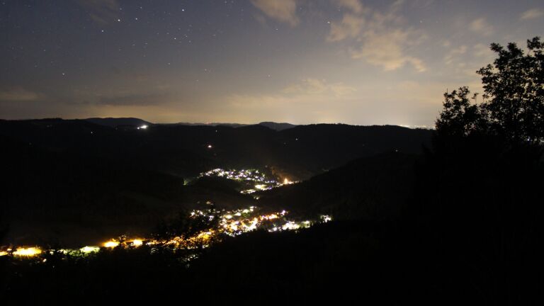 Dieses Bild zeigt eine Webcam-Aufnahme vom Achertal, aufgenommen am Mittwoch, den 05.08.2026 um 22:40 Uhr. Die Temperatur betrug 22.5°C.