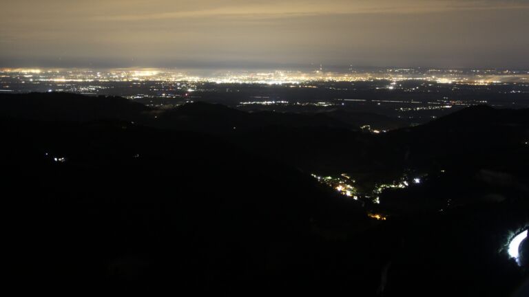 Dieses Bild zeigt eine Webcam-Aufnahme vom Achertal, aufgenommen am Freitag, den 01.08.2025 um 22:30 Uhr. Die Temperatur betrug 12°C.
