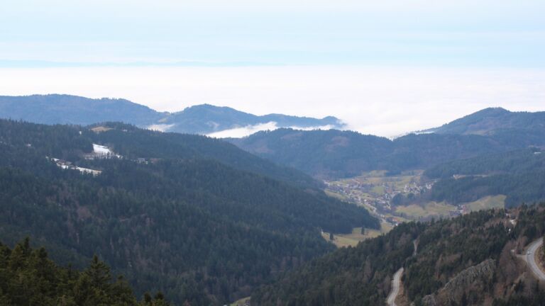 Dieses Bild zeigt eine Webcam-Aufnahme vom Achertal, aufgenommen am Mittwoch, den 04.02.2026 um 14:00 Uhr. Die Temperatur betrug 2.2°C.