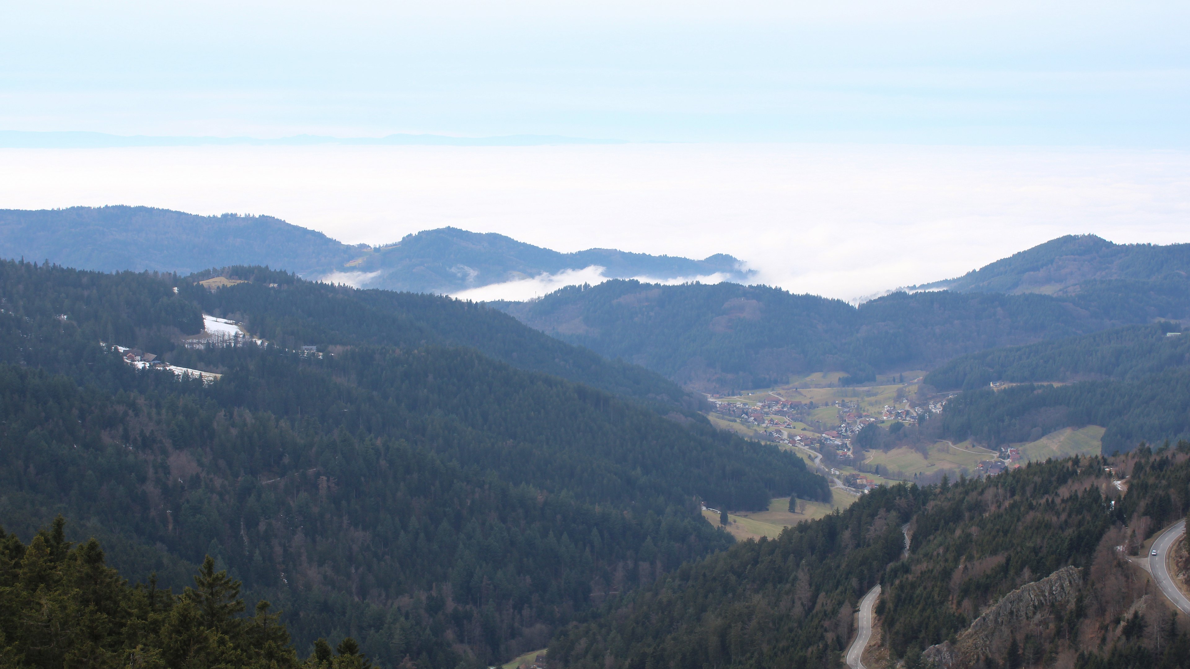 Dieses Bild zeigt eine Webcam-Aufnahme vom Achertal, aufgenommen am Mittwoch, den 04.02.2026 um 14:00 Uhr. Die Temperatur betrug 2.2°C.