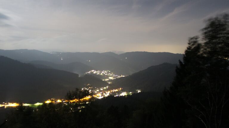 Dieses Bild zeigt eine Webcam-Aufnahme vom Achertal, aufgenommen am Montag, den 19.10.2026 um 20:30 Uhr. Die Temperatur betrug 9.8°C.