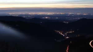 Dieses Bild zeigt eine Webcam-Aufnahme vom Achertal, aufgenommen am Montag, den 01.12.2025 um 17:30 Uhr. Die Temperatur betrug -0.4°C.