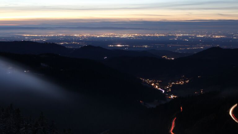 Dieses Bild zeigt eine Webcam-Aufnahme vom Achertal, aufgenommen am Montag, den 01.12.2025 um 17:30 Uhr. Die Temperatur betrug -0.4°C.