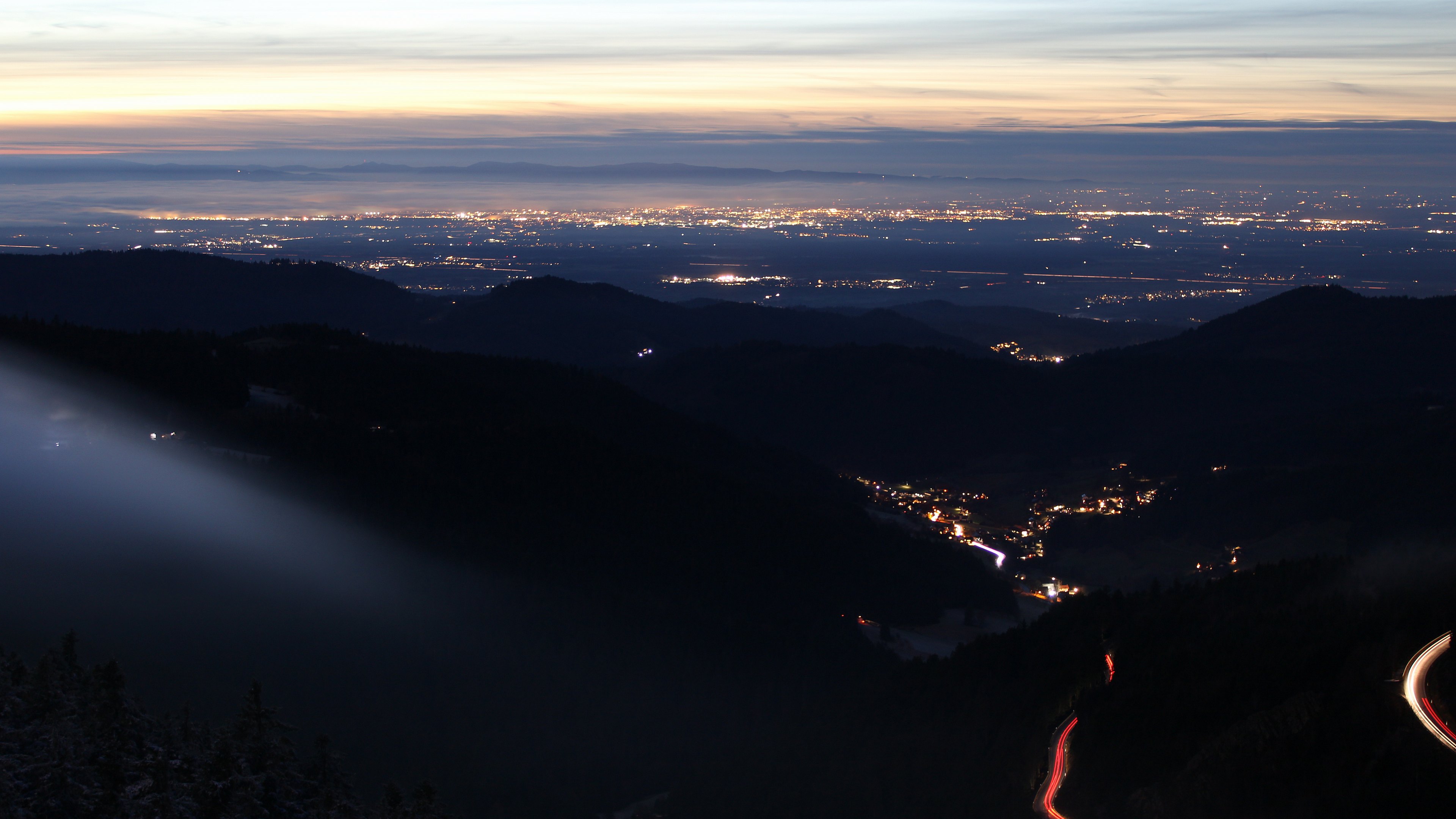 Dieses Bild zeigt eine Webcam-Aufnahme vom Achertal, aufgenommen am Montag, den 01.12.2025 um 17:30 Uhr. Die Temperatur betrug -0.4°C.