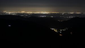 Dieses Bild zeigt eine Webcam-Aufnahme vom Achertal, aufgenommen am Freitag, den 20.03.2026 um 03:30 Uhr. Die Temperatur betrug 2.6°C.