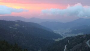 Dieses Bild zeigt eine Webcam-Aufnahme vom Achertal, aufgenommen am Samstag, den 15.11.2025 um 16:50 Uhr. Die Temperatur betrug 10.6°C.