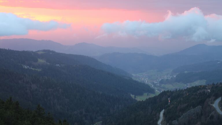 Dieses Bild zeigt eine Webcam-Aufnahme vom Achertal, aufgenommen am Samstag, den 15.11.2025 um 16:50 Uhr. Die Temperatur betrug 10.6°C.