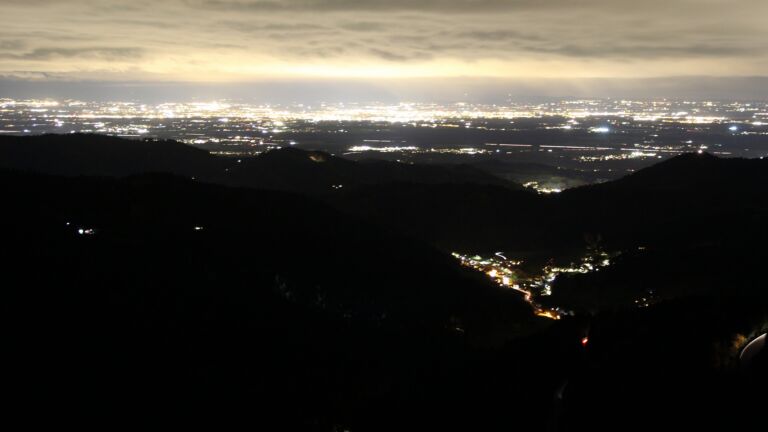 Dieses Bild zeigt eine Webcam-Aufnahme vom Achertal, aufgenommen am Dienstag, den 28.10.2025 um 18:40 Uhr. Die Temperatur betrug 5.6°C.