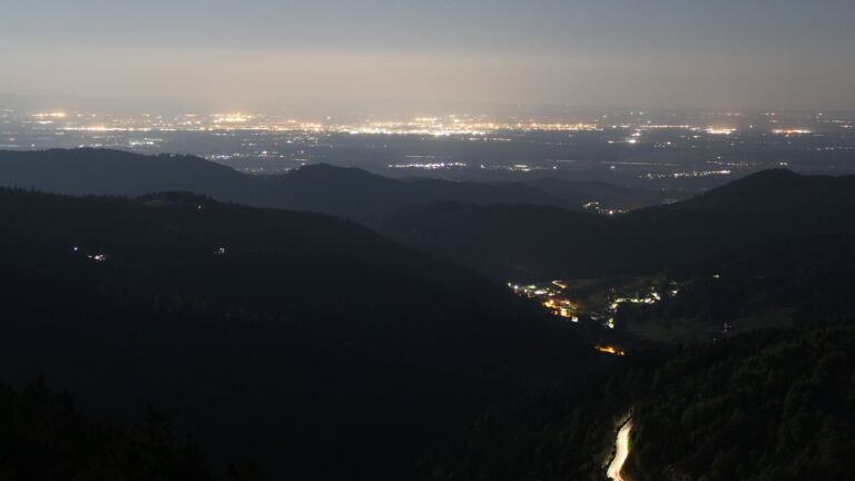 Dieses Bild zeigt eine Webcam-Aufnahme vom Achertal, aufgenommen am Sonntag, den 11.05.2025 um 03:40 Uhr. Die Temperatur betrug 9.6°C.