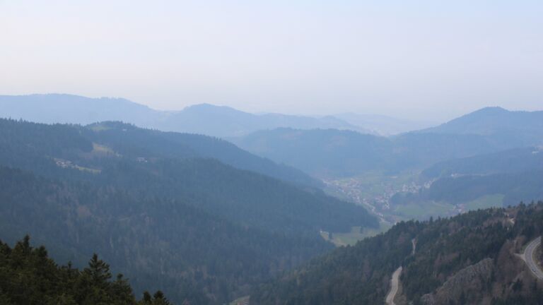 Dieses Bild zeigt eine Webcam-Aufnahme vom Achertal, aufgenommen am Montag, den 23.03.2026 um 13:20 Uhr. Die Temperatur betrug 7.1°C.