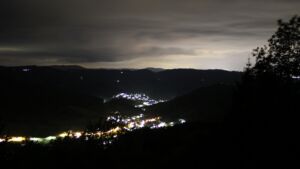 Dieses Bild zeigt eine Webcam-Aufnahme vom Achertal, aufgenommen am Freitag, den 15.05.2026 um 23:10 Uhr. Die Temperatur betrug 4.5°C.