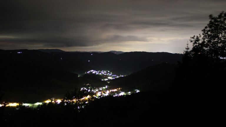 Dieses Bild zeigt eine Webcam-Aufnahme vom Achertal, aufgenommen am Freitag, den 15.05.2026 um 23:10 Uhr. Die Temperatur betrug 4.5°C.