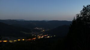 Dieses Bild zeigt eine Webcam-Aufnahme vom Achertal, aufgenommen am Mittwoch, den 27.05.2026 um 22:20 Uhr. Die Temperatur betrug 20.5°C.