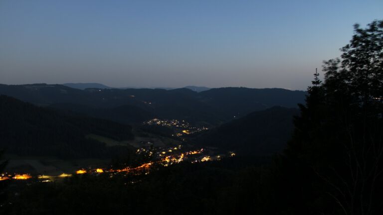 Dieses Bild zeigt eine Webcam-Aufnahme vom Achertal, aufgenommen am Mittwoch, den 27.05.2026 um 22:20 Uhr. Die Temperatur betrug 20.5°C.