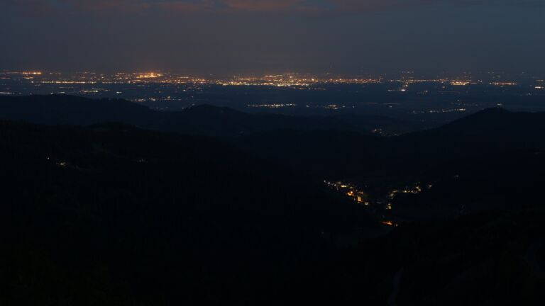 Dieses Bild zeigt eine Webcam-Aufnahme vom Achertal, aufgenommen am Freitag, den 02.05.2025 um 05:10 Uhr. Die Temperatur betrug 17.5°C.