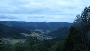 Dieses Bild zeigt eine Webcam-Aufnahme vom Achertal, aufgenommen am Donnerstag, den 04.06.2026 um 21:30 Uhr. Die Temperatur betrug 10.2°C.