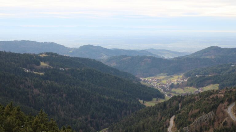 Dieses Bild zeigt eine Webcam-Aufnahme vom Achertal, aufgenommen am Dienstag, den 02.12.2025 um 15:30 Uhr. Die Temperatur betrug 5.4°C.