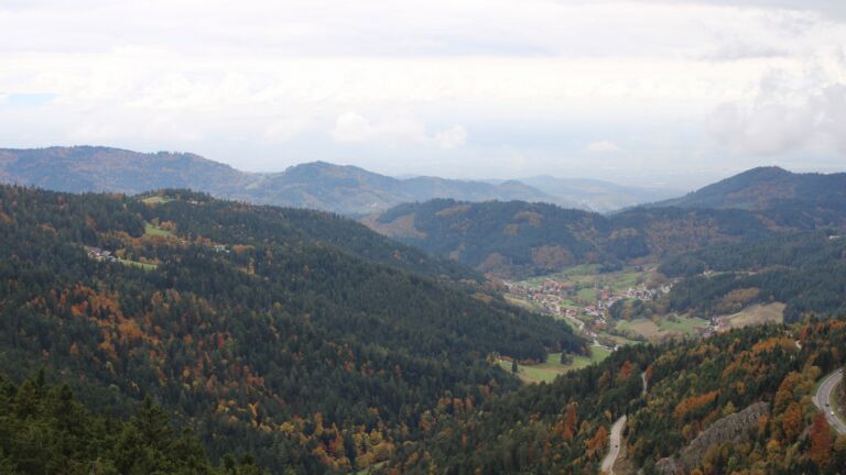 Dieses Bild zeigt eine Webcam-Aufnahme vom Achertal, aufgenommen am Freitag, den 17.10.2025 um 13:50 Uhr. Die Temperatur betrug 7.1°C.