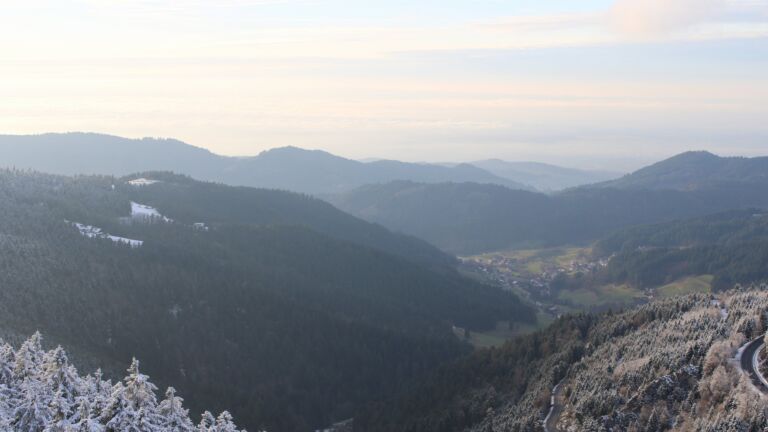 Dieses Bild zeigt eine Webcam-Aufnahme vom Achertal, aufgenommen am Donnerstag, den 27.11.2025 um 15:30 Uhr. Die Temperatur betrug -1.2°C.