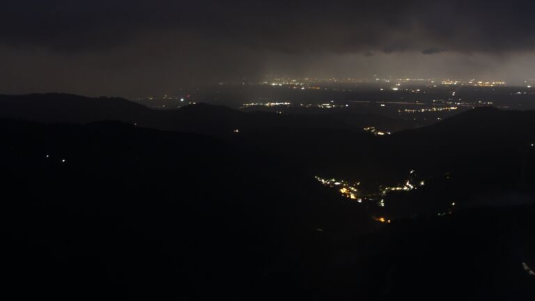 Dieses Bild zeigt eine Webcam-Aufnahme vom Achertal, aufgenommen am Samstag, den 04.10.2025 um 19:50 Uhr. Die Temperatur betrug 4.5°C.