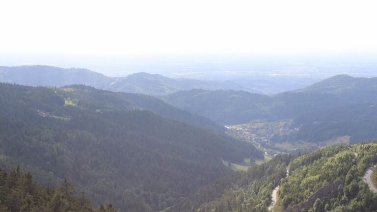 Dieses Bild zeigt eine Webcam-Aufnahme vom Achertal, aufgenommen am Freitag, den 23.05.2025 um 17:50 Uhr. Die Temperatur betrug 7.4°C.