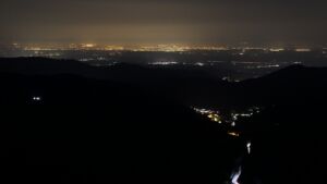 Dieses Bild zeigt eine Webcam-Aufnahme vom Achertal, aufgenommen am Montag, den 23.03.2026 um 04:00 Uhr. Die Temperatur betrug 5.9°C.