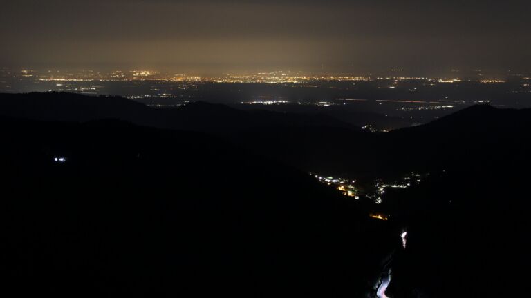 Dieses Bild zeigt eine Webcam-Aufnahme vom Achertal, aufgenommen am Montag, den 23.03.2026 um 04:00 Uhr. Die Temperatur betrug 5.9°C.