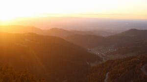 Dieses Bild zeigt eine Webcam-Aufnahme vom Achertal, aufgenommen am Sonntag, den 01.03.2026 um 18:00 Uhr. Die Temperatur betrug 7.6°C.