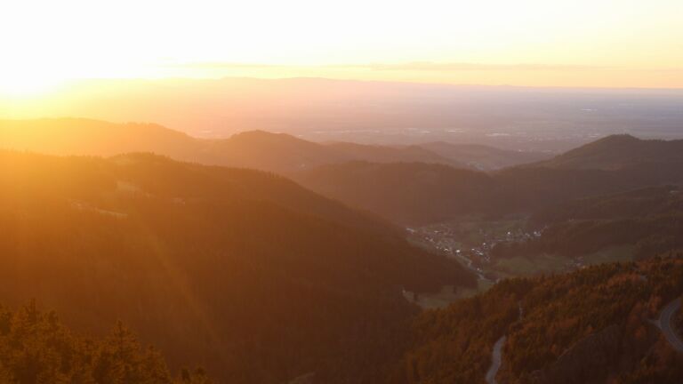 Dieses Bild zeigt eine Webcam-Aufnahme vom Achertal, aufgenommen am Sonntag, den 01.03.2026 um 18:00 Uhr. Die Temperatur betrug 7.6°C.