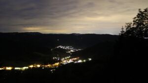 Dieses Bild zeigt eine Webcam-Aufnahme vom Achertal, aufgenommen am Mittwoch, den 10.06.2026 um 23:20 Uhr. Die Temperatur betrug 8.8°C.