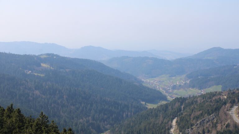 Dieses Bild zeigt eine Webcam-Aufnahme vom Achertal, aufgenommen am Sonntag, den 22.03.2026 um 13:30 Uhr. Die Temperatur betrug 7.4°C.