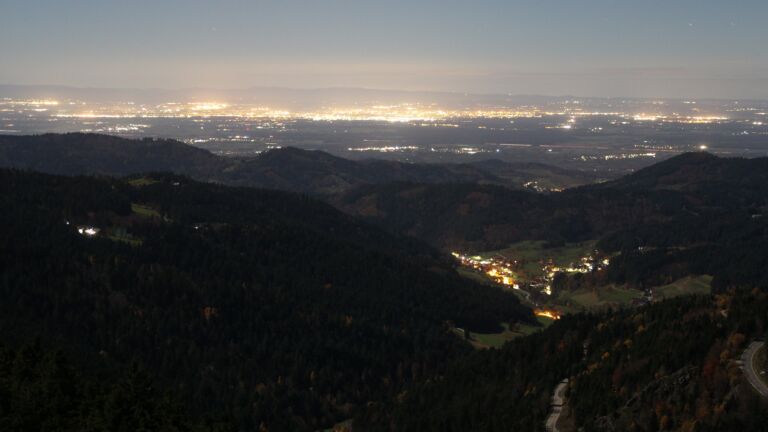 Dieses Bild zeigt eine Webcam-Aufnahme vom Achertal, aufgenommen am Montag, den 03.11.2025 um 23:30 Uhr. Die Temperatur betrug 5.5°C.