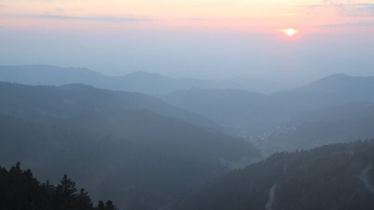 Dieses Bild zeigt eine Webcam-Aufnahme vom Achertal, aufgenommen am Dienstag, den 14.04.2026 um 20:10 Uhr. Die Temperatur betrug 3.1°C.