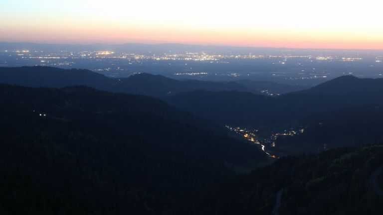 Dieses Bild zeigt eine Webcam-Aufnahme vom Achertal, aufgenommen am Mittwoch, den 29.04.2026 um 21:30 Uhr. Die Temperatur betrug 8.4°C.