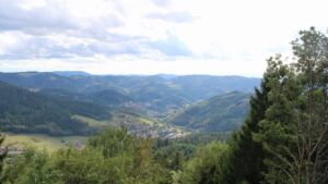 Dieses Bild zeigt eine Webcam-Aufnahme vom Achertal, aufgenommen am Freitag, den 28.08.2026 um 16:50 Uhr. Die Temperatur betrug 21.4°C.