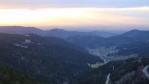 Dieses Bild zeigt eine Webcam-Aufnahme vom Achertal, aufgenommen am Samstag, den 28.02.2026 um 17:50 Uhr. Die Temperatur betrug 4.1°C.