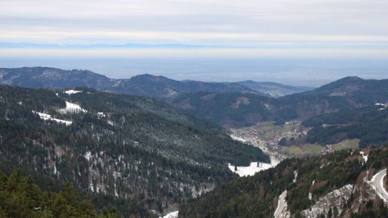 Dieses Bild zeigt eine Webcam-Aufnahme vom Achertal, aufgenommen am Sonntag, den 23.11.2025 um 14:40 Uhr. Die Temperatur betrug -1°C.