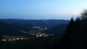 Dieses Bild zeigt eine Webcam-Aufnahme vom Achertal, aufgenommen am Sonntag, den 02.08.2026 um 21:50 Uhr. Die Temperatur betrug 25.2°C.