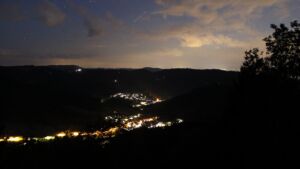 Dieses Bild zeigt eine Webcam-Aufnahme vom Achertal, aufgenommen am Mittwoch, den 05.08.2026 um 22:30 Uhr. Die Temperatur betrug 22.8°C.