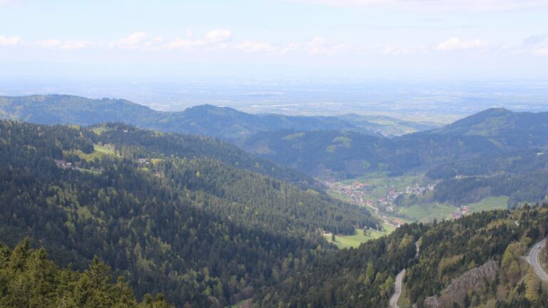 Dieses Bild zeigt eine Webcam-Aufnahme vom Achertal, aufgenommen am Dienstag, den 21.04.2026 um 13:00 Uhr. Die Temperatur betrug 5.4°C.