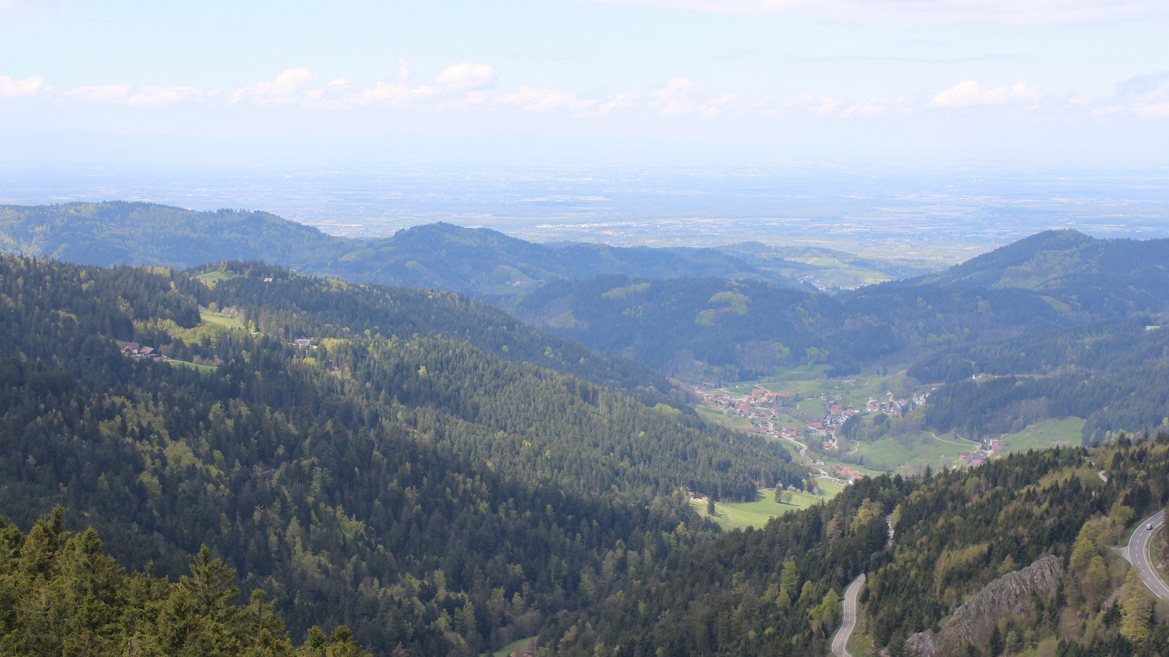 Dieses Bild zeigt eine Webcam-Aufnahme vom Achertal, aufgenommen am Dienstag, den 21.04.2026 um 13:00 Uhr. Die Temperatur betrug 5.4°C.