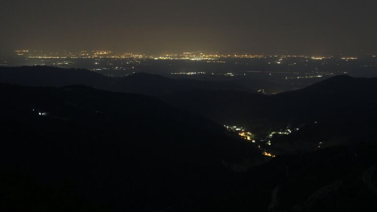 Dieses Bild zeigt eine Webcam-Aufnahme vom Achertal, aufgenommen am Samstag, den 16.08.2025 um 03:30 Uhr. Die Temperatur betrug 20.1°C.